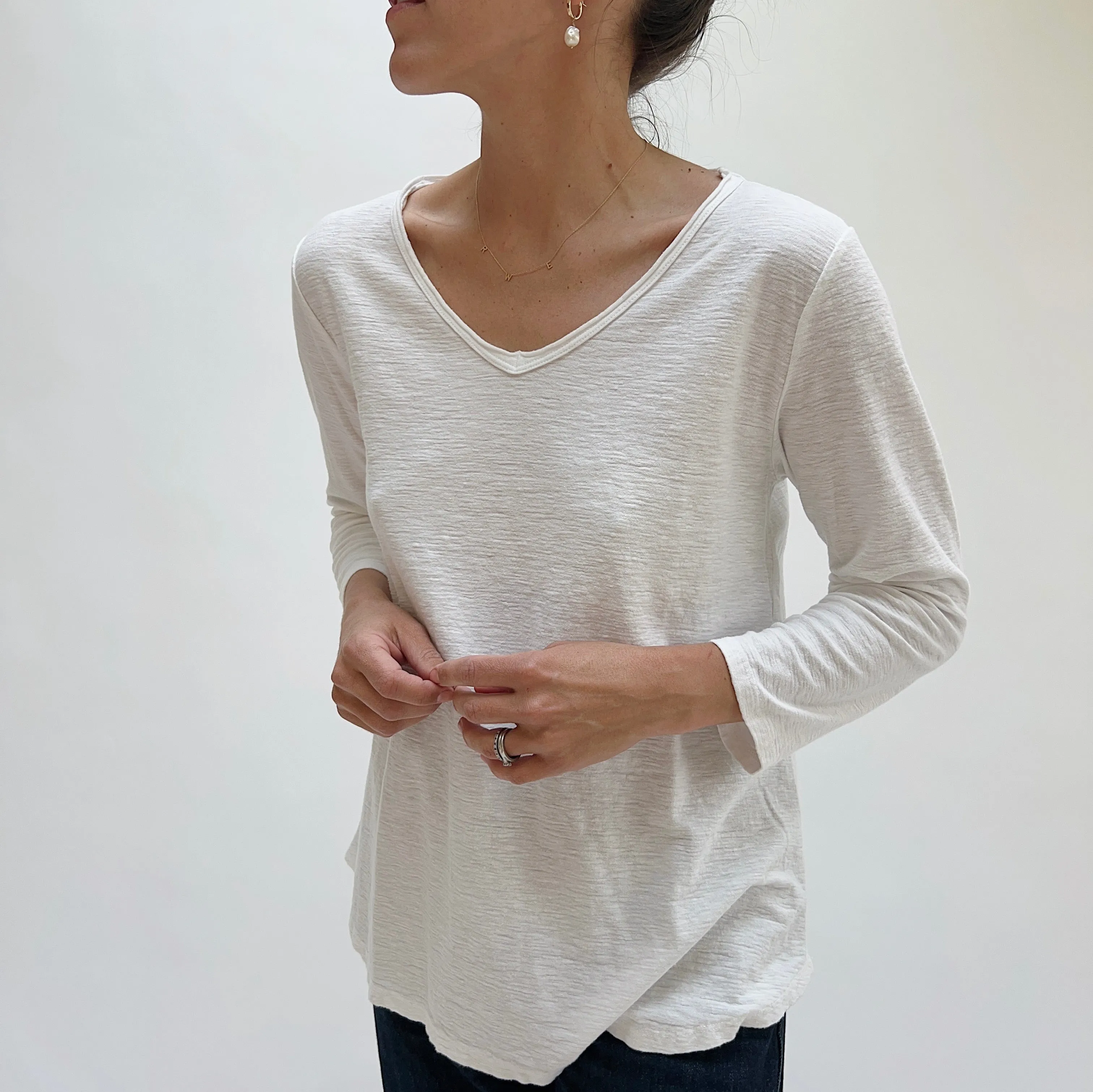 Cut Loose | 3/4 Sleeve V-Neck Top in White